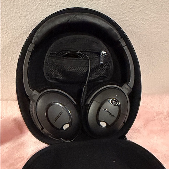 Bose Black Headphones with Black Case - Picture 3 of 9
